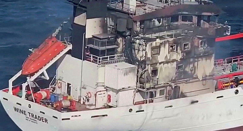 罗马尼亚黑海商船遭无人机袭击起火 造成7人失踪