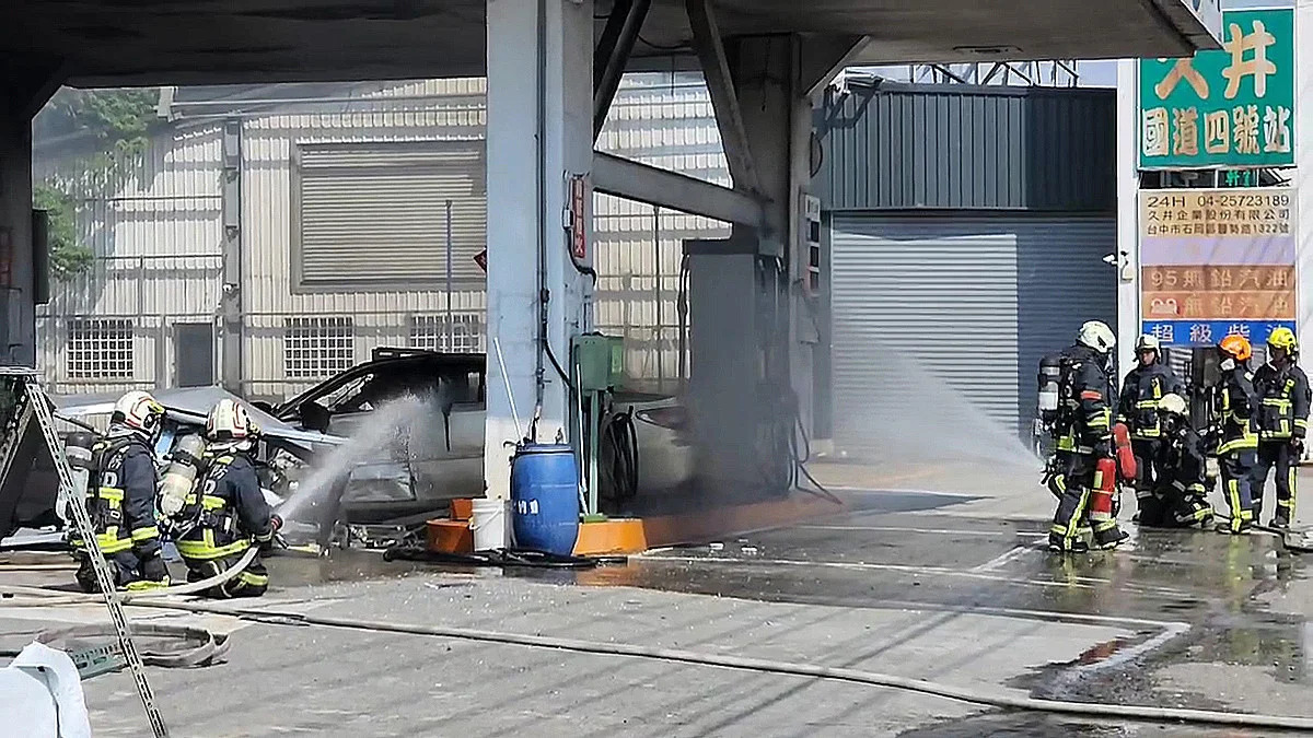台中石岡轎車撞加油島起火 4具加油機受損、駕駛逃生